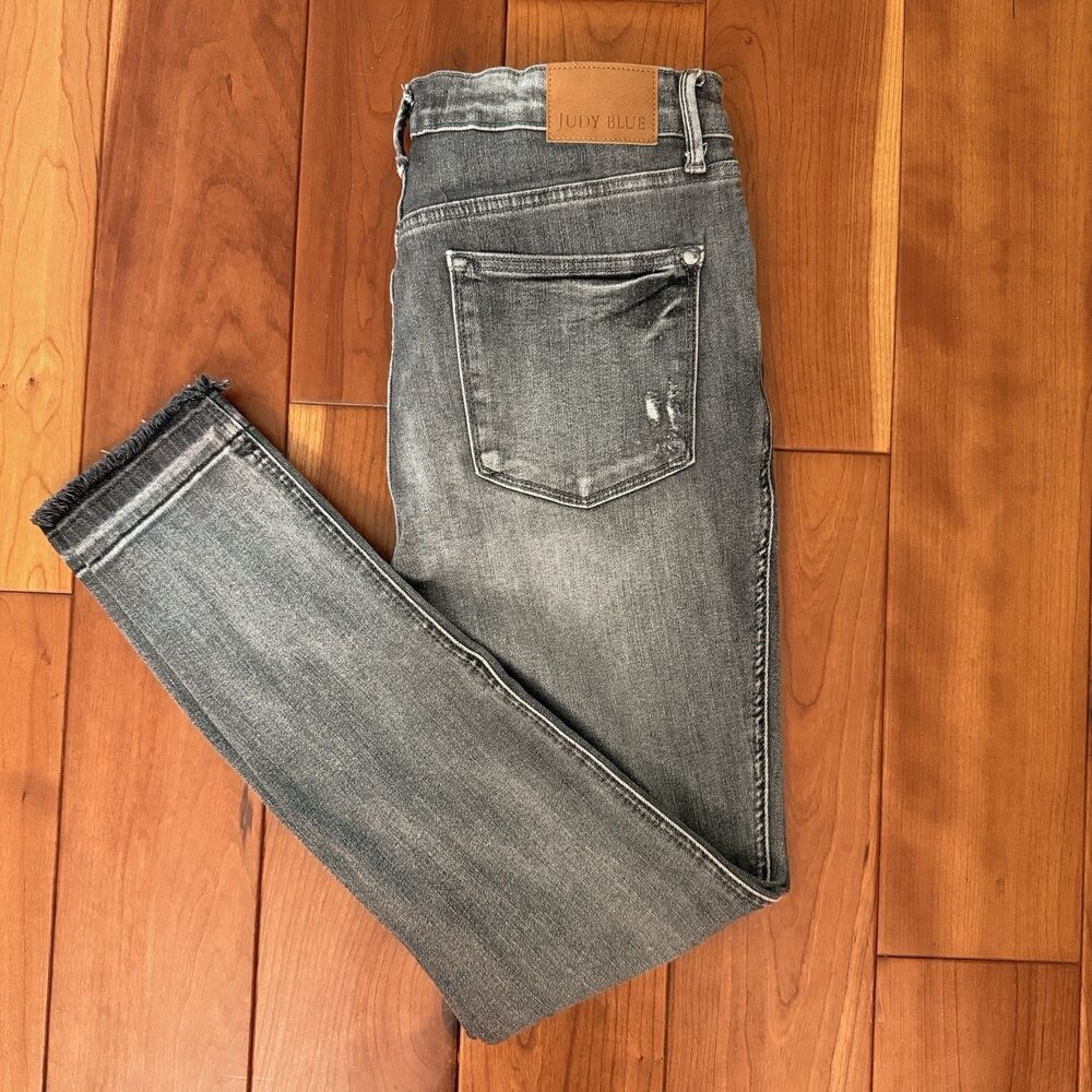 Judy Blue Women’s Gray Distressed Skinny Jeans Raw Hem Size 11/30 JB88792